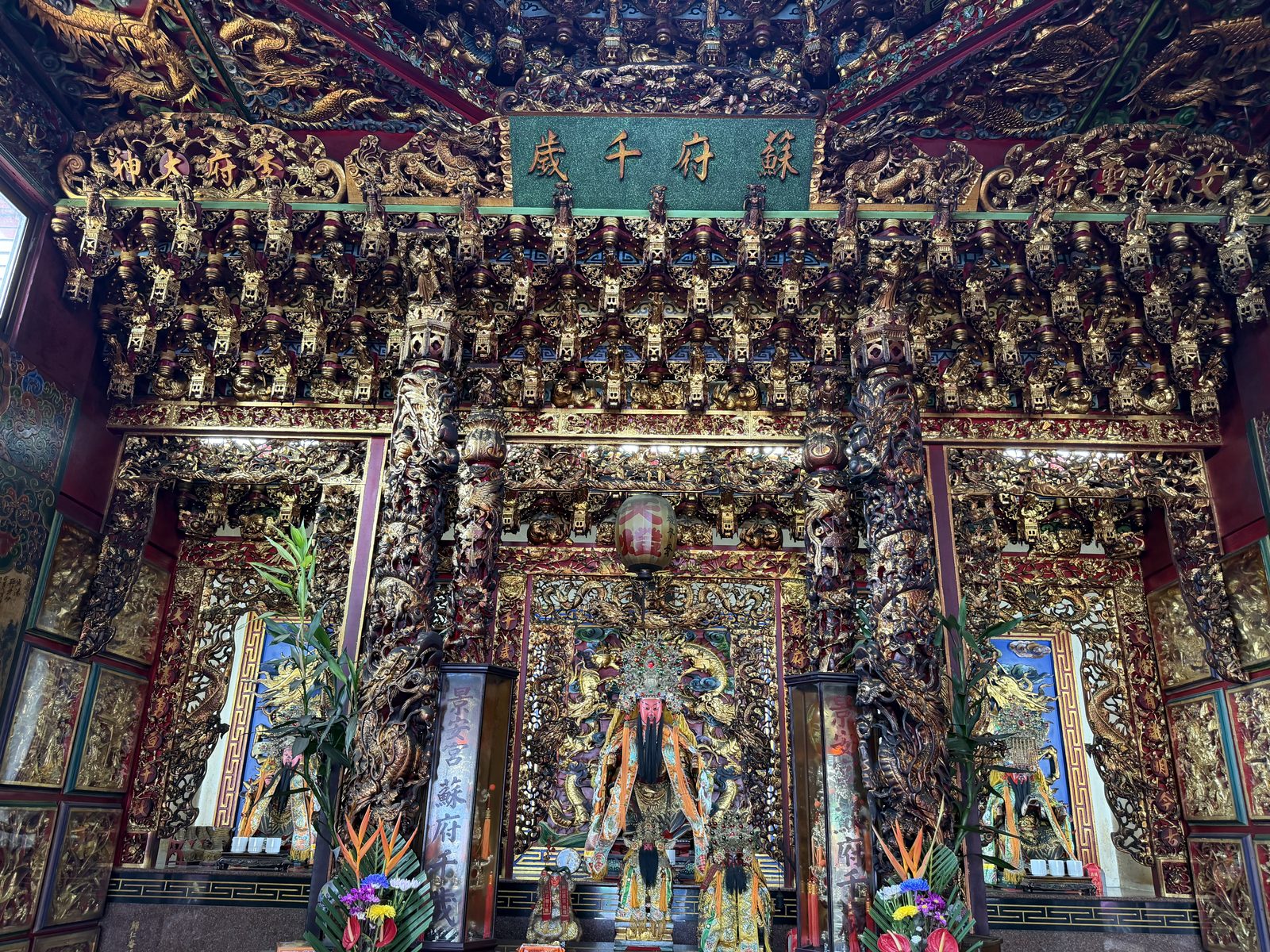 景安宮正殿・金雕神龕與藻井全景