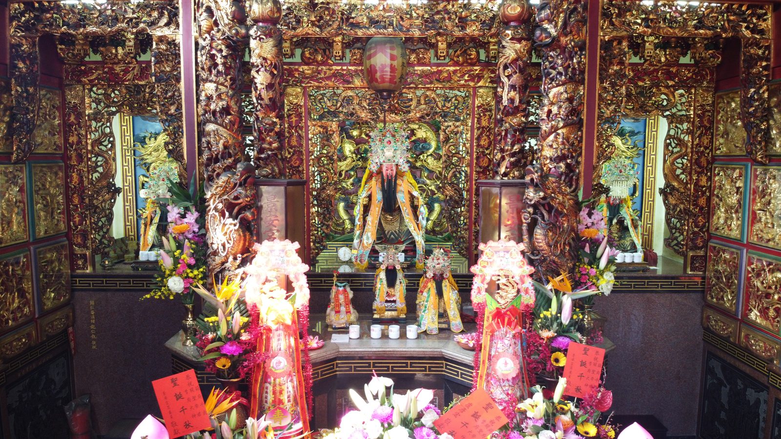 Jing An Temple main hall · Lord Su's altar